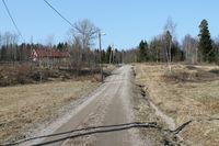 Motiv fra Kallerudveien, med Kallerud på bakketoppen. Foto: Chris Nyborg (2014).