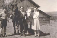 Helge, i midten, med dattera Anna til høgre. Til venstre står Per Arne Bakkeli. Foto fra 1949, da de dreiv Øver-Kallrustad. Hestene het Svarta og Blåa.