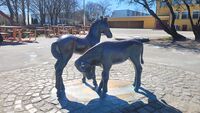 'Kalv og fole' (1981) skulptur utenfor Tjensvoll skole, Stavanger.