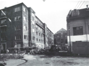 Produksjonshallen til Christiania Staalværk etter at den er ombygget til Sportshall i bakgrunnen, sett fra hjørnet Nittedalgata/Bøgata. Foto: Kampen historielag (1934).