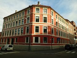 Kampengata 28 (1901), hjørnegård mot Normannsgata (til høyre) og Kampen skole. Foto: Pål Giørtz (2017).