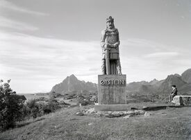 Statue av kong Øystein Magnusson i betong (1935), Kabelvåg, tegnet av Harald Sund, utført av Gustavson. Foto: Kristian Magnus Kanstad/Nordlandsmuseet