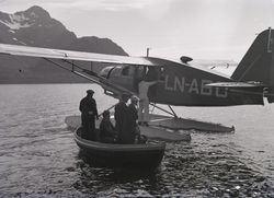 Dette bildet gir et begrep om flottørens størrelse. Bildet er hentet fra Nordlandsmuseets bildesamling etter Kanstad. Motivbeskrivelse: Sjøfly LN ABO