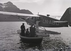 Dette bildet gir et begrep om flottørens størrelse. Bildet er hentet fra Nordlandsmuseets bildesamling etter Kanstad. Motivbeskrivelse: Sjøfly LN ABO
