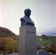Byste av Hamsun på Hamarøy. Foto: Kanstad
