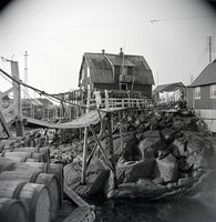 Klestørk utenfor hus. Fra Kanstadsamlingen.