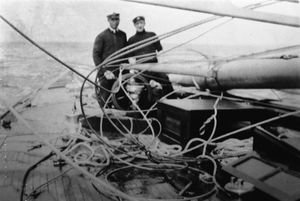Kaptein Gunnar Gjerstad (til v.) ombord i ein amerikansk lystyacht.jpg