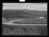 Nasjonalbibliotekets foto av Karasjok 1952 viser at gjenreisingen har kommet i gang.