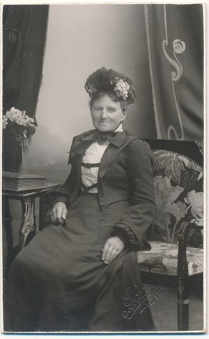 Karen Torsteinsen (Pedersdatter), fotograf Finne, Kristiania.jpg