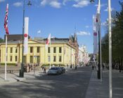 Karl Johans gate pyntet til japansk keiserbesøk i mai 2005. Foto: Stig Rune Pedersen