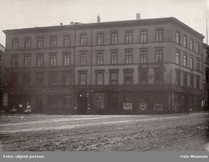 Karl Johans gate 25 i Oslo 1890-åra OB.F14679k.jpg