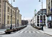 En nokså folketom Karl Johans gate i slutten av mars 2020, etter innføring av korona-tiltak. Foto: Elin Olsen