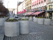 Anti-terror-tiltak i form av store blomsterkasser ble satt opp høsten 2017. Foto: Stig Rune Pedersen