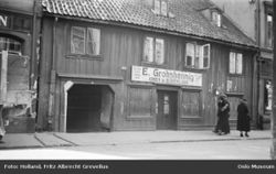 Karl XIIs gate 28 med lokalene til blikkenslager E. Grohshennig. Foto: Fritz Holland (1936)