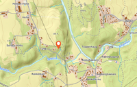 Kart som viser beliggenheten av plassen omtrent 500 meter øst for gårdstunet på Søndre Holte og 125 meter nord for Spitelva