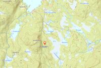 Kart som viser beliggenheten av plassen, omtrent 1 kilometer sør for Hoensvannet, vest for et stort myrområde og øst for åsen som har navn etter setra.