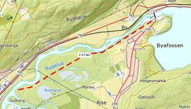 Stipulert trasé utfra dagens synlige anlegg for industrijernbanen fra Byafossen til Eggebogen. Foto: Norgeskart/Steinkjerleksikonet (2017).