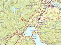 Kart som viser beliggenheten av plassen, omtrent 2,5 kilometer nordvest for Darbu, 4 kilometer vest for Vestfossen og 7,5 kilometer sørvest for Hokksund.