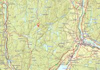 Kart som viser beliggenheten av Karineplassen, omtrent 10 km nordvest for Hokksund og 7,5 km øst for Svene i Numedal.