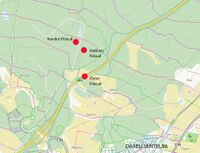 Kart som viser beliggenheten av de tre plassene, omtrent 1,5 kilometer nordvest for sentrum av tettstedet Darbu i Øvre Eiker.