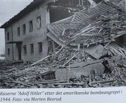 Kaserne Adolf Hitler på Kjeller i 1943. Det amerikanske angrepet var 18.11.1943, altså er det feil i fototeksten. Foto etter Morten Bexrud.