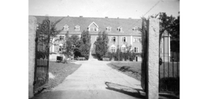 Porten inn til kasernen for flyskolen.