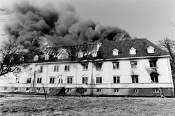 Kasernen brenner 1986. Kilde RB-arkivet og Kjell Aasum.