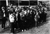 Kasfjord Baptistmenighet på tur til Sommarøy i Tromsø kommune, der Barnegospelkoret og voksne deltok på sangmøtet lørdag kveld og familiegudstjenesten søndag formiddag i den nye baptistkirka på Sommarøy. Bildet er tatt foran Harstad oppland rutebils buss på Torvet i Harstad før avreisen. Harstad Tidende 13. mai 1983.