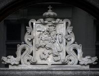 Riksvåpenet i versjonen fra før 1905 på bygningsfasade i Oslo.