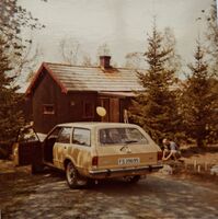 Kilde, Hjellum, mai 1981. Annar Westlie planter grønnsaker. Foto: Arne Westlie