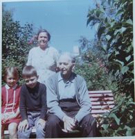 Kilde, Hjellum 1968. Bak: Olava Kittelsen (Westlie), f.v: Ingrid og Arne Westlie, Olaf Vestli. Foto: Else Wiger