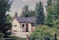 Kilde - 1991. Eksteriør, innkjøring. Foto: Ingrid Westlie