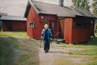 Kilde - 2003. Elida Westlie på vei inn i bilen. Foto: Ingrid Westlie