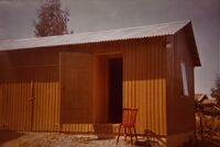 Kilde - Hjellum - Nytt uthus 1973. Medhjelpere - Erling Andreassen (forskaling grunnmur), Arne Neby (takstoler). Foto: Annar Westlie