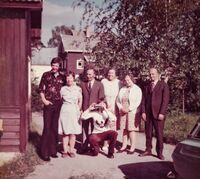 Kilde - Konfirmasjon 1976. Fra v. Arve Aarøe, Elida, Modolf, Olava Kittelsen, Anna Frydenberg, Annar. Foran - konfirmant Arne Westlie. Foto: Ingrid Westlie