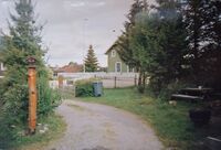 Kilde - gårdsplass 1993. Huset til Mikkelsen i bakgrunnen. Foto: Modolf Westli