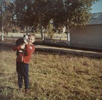 Kilde 1970 - Arne Westlie 9 år med katten "Promsi". Foto: Else Wiger