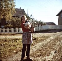 Kilde 1970 - Ingrid Westlie 11 år med katten "Promsi". Foto: Else Wiger