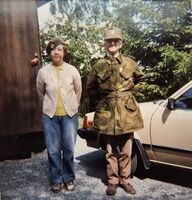 Kilde 1982 - Elida og Annar Westlie med lånte luer fra befalsskolen. Foto: Arne Westlie