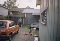 Kilde 1993. Annar Westlie bak huset. Foto: Modolf Westli