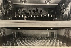Kinosalen med galleriet før 1950. Her er de originale veggmaleriene godt synlige.