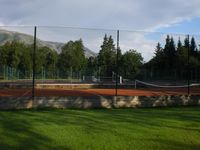 Fasiliteter for tennis og badminton.