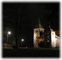 Strømmen kirke med lys på kirke og allé 2006. Foto: Steinar Fjeldvang