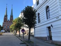 Kirkegata i Skien med Skien kirke i bakgrunnen. Foto: Elin Olsen (2018)