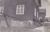 Far Gustav i ferd med å hente kull fra kjelleren. Kaninene hadde inngang på venstre side av huset. Sjåen, som de måtte dele med tyskerne, lå foran huset, utenfor høyre bildekant. Fra huset kunne de se russiske fanger på vei til do, med bind for øynene og pistol i ryggen. Foto: Ukjent, ca 1940-44.