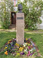 Flagstad-bysten foran inngangen. Foto: Trond Nygård (2020).