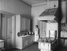 Anna Wittenberg på kjøkkenet Drengsrud gård