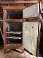 Kjøleskap med plass for isblokk på toppen.