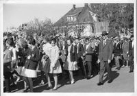 Kjell Fremstad og klassa hans 17. mai 1961. De samme elevene som på klassebildet. Skoletoget svinger ned Hunnsveien på krysset ved idrettsplassen.