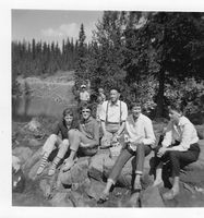 Skoletur til Valdresflya juni 1959. Far i sommerlig fritidsantrekk. Han brukte ofte en svart, myk alpelue på hodet - og bukseseler, selvfølgelig! På bildet fra venstre: Rønnaug Fjørkenstad, Turid Fremstad, Kjell Fremstad, Reidunn Fremstad, Sigrun Fjørkenstad. Bak: Bussjåføren og Eli Torneby (født Dæhlen). Vi fikk være med far på skoletur for å fylle opp bussen.